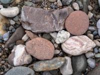 Steinansammlung in Grau-, Weiß- und Rottönen